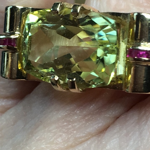Elegant 14k Gold Gemstone Ring with a beautiful faceted Peridot & Rubies - Picture 13 of 16